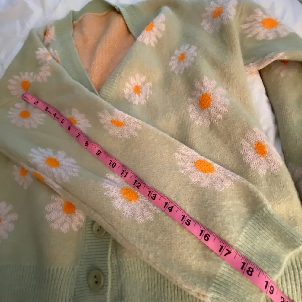 Light green cardigan/sweater, white & orange daisies.One size.Fun & flattering - Picture 10 of 12